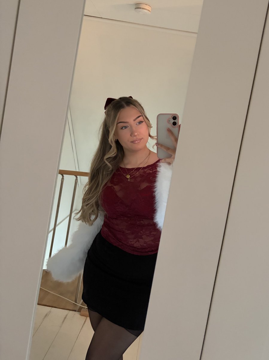 Eluny_'s tweet photo. merry christmas everyone!! ❤️🎄💋 https://t.co/EdMGCxmhp7
