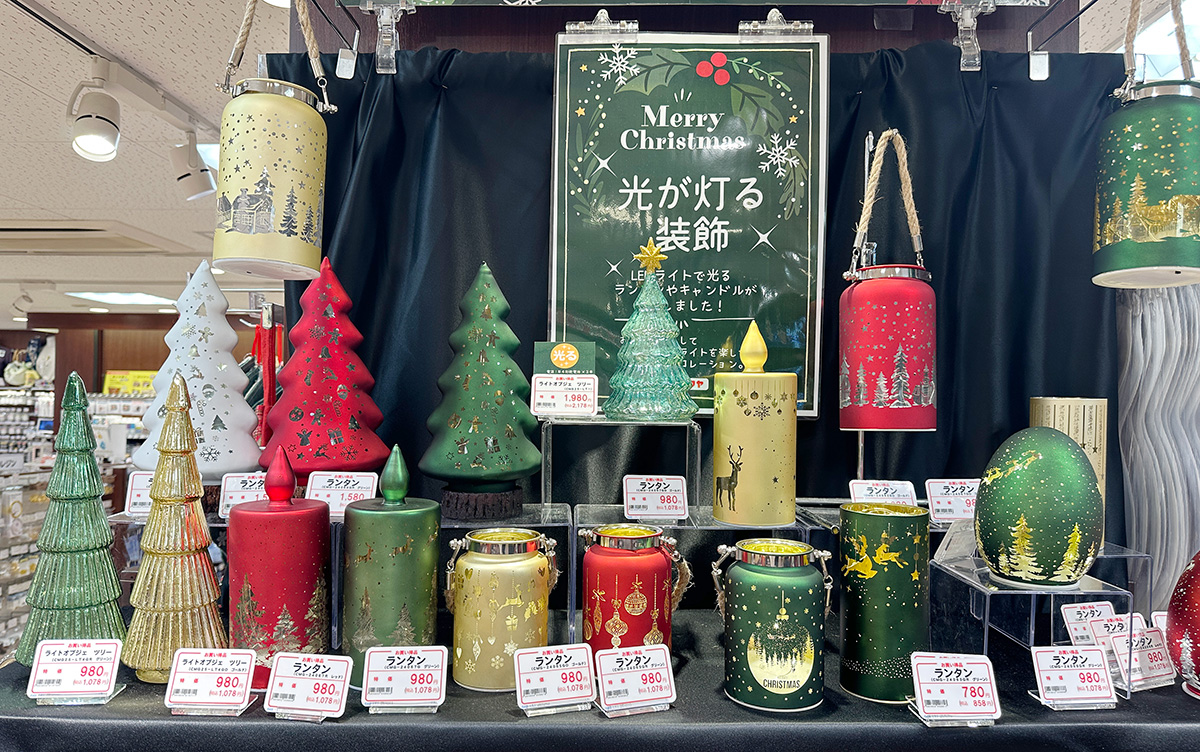 LEDライトが灯る1078円のランタンは、クリスマス以降も、玄関やお部屋