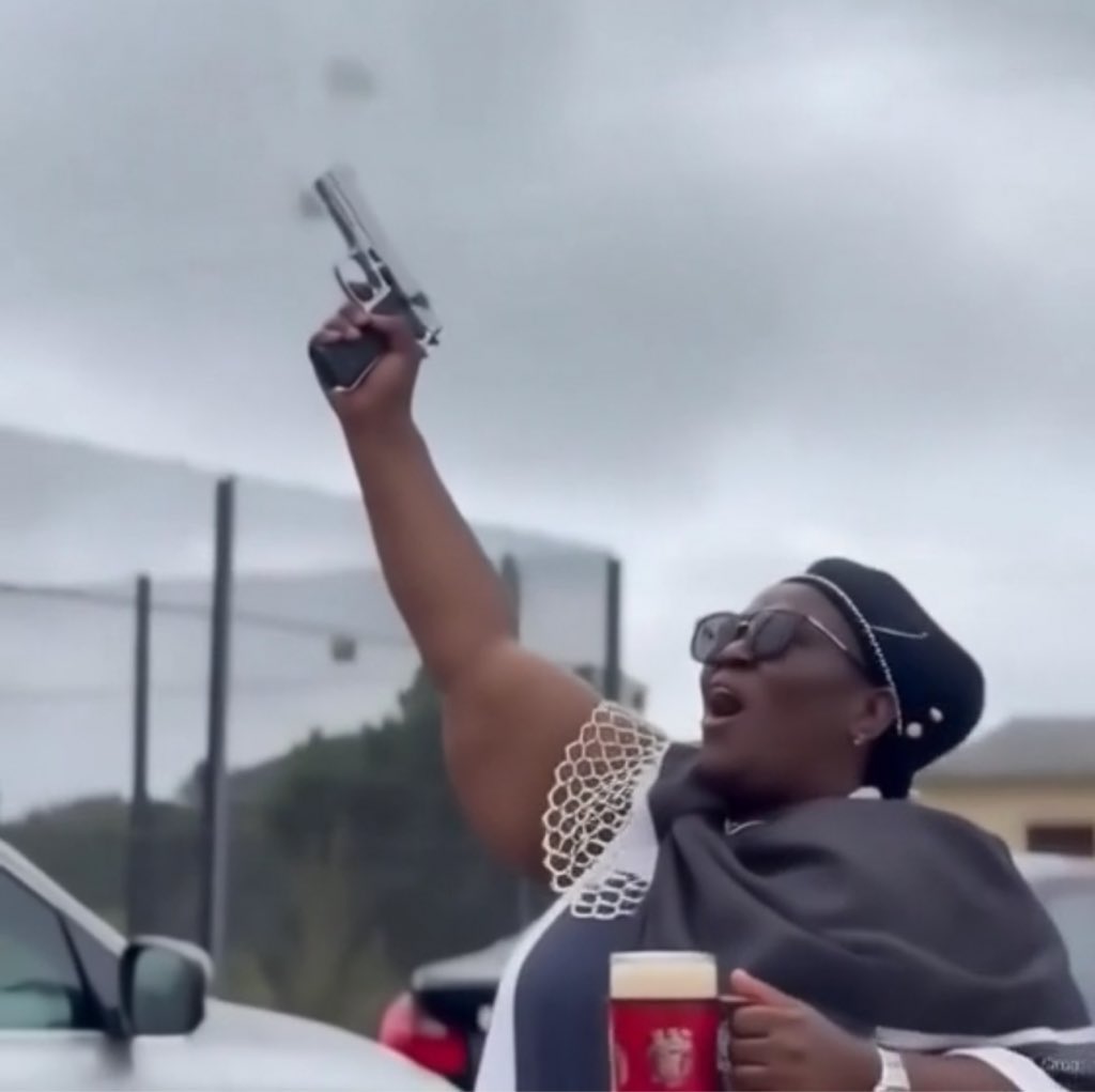 She recreated 😂😂😂