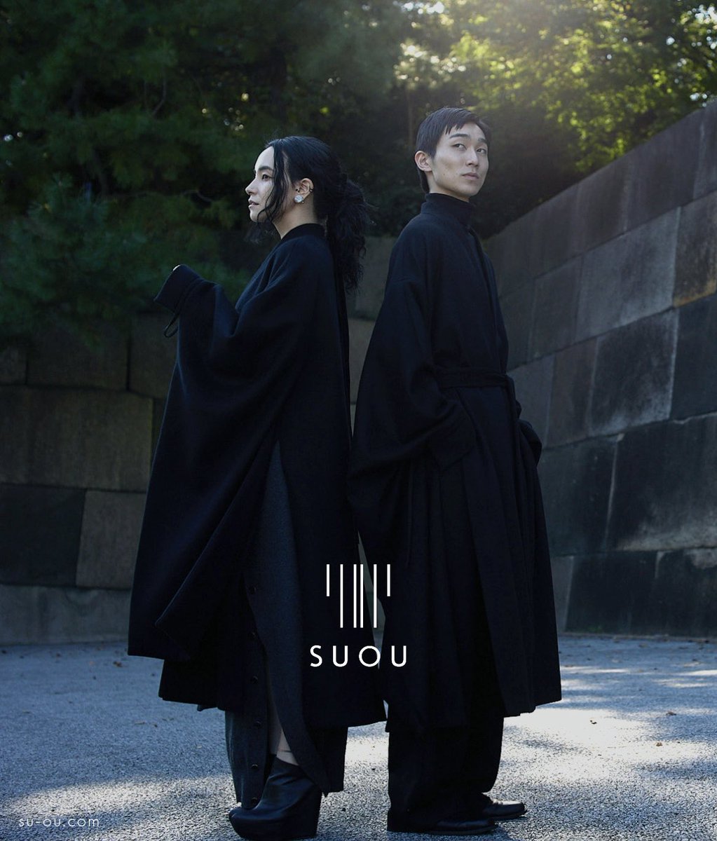 suou_official's tweet photo. |日本の年の瀬
賑やかな時期だからこそ、
静けさを纏う。
静寂に佇まいを整える、
新和服〈長羽織 WV スリットコート〉。
日本の形に身を包み、
豊かな年の瀬をお過ごしください。
#SUOU #新和服 #長羽織 https://t.co/UYsZ6ZTkBe