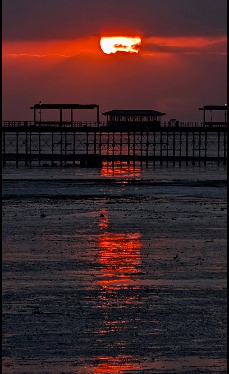 FriendsSouthend's tweet photo. Christmas Eve Sunrise, Good Night Sunrise. Southend on Sea 24-12-25

📷: Luis Perez https://t.co/5u5AtIpJR6