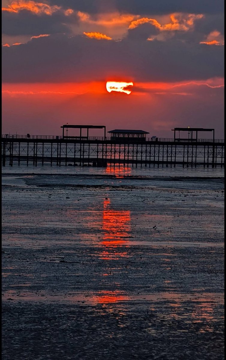 FriendsSouthend's tweet photo. Christmas Eve Sunrise, Good Night Sunrise. Southend on Sea 24-12-25

📷: Luis Perez https://t.co/5u5AtIpJR6