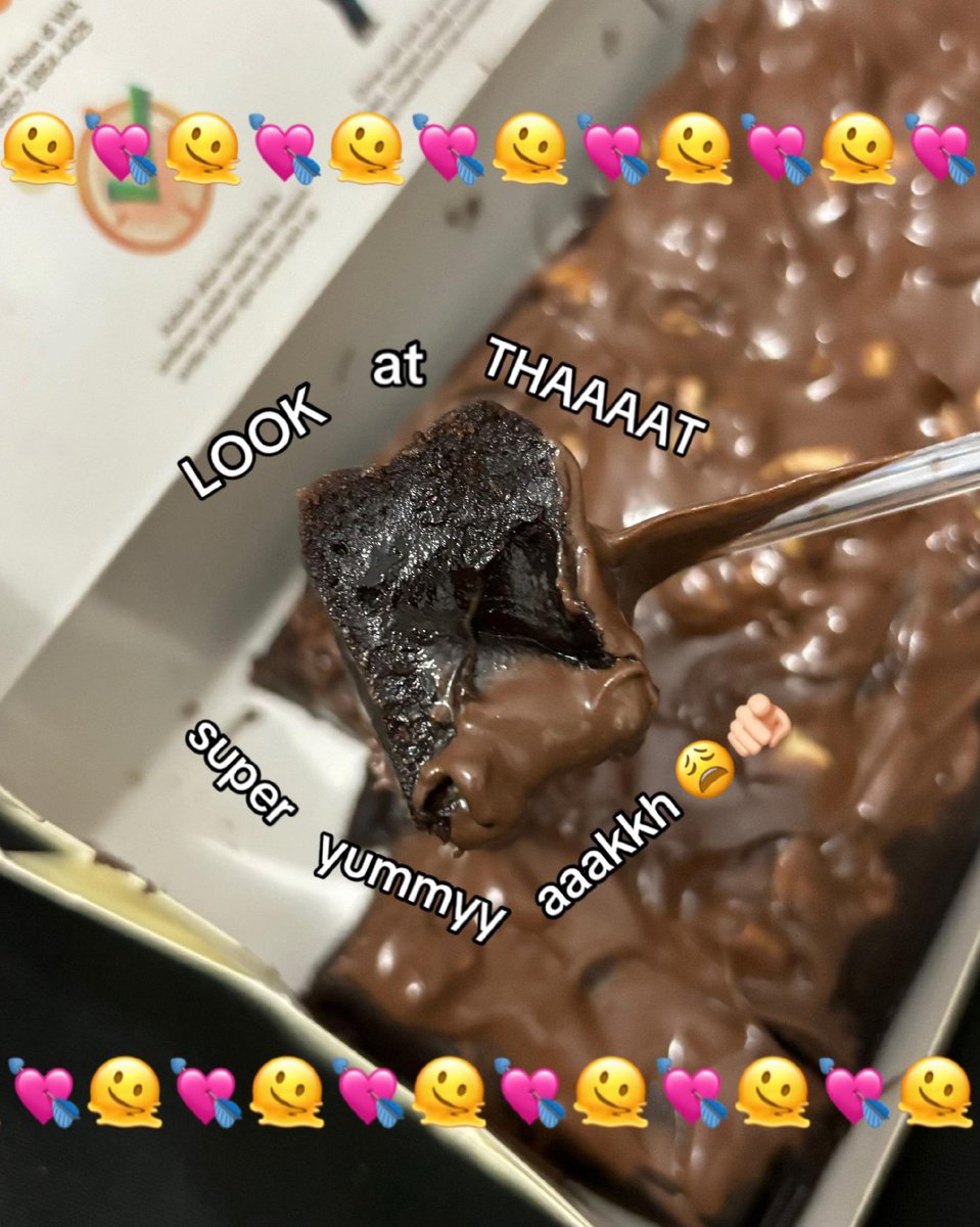 ratjunmuu's tweet photo. Brownies yang ini jujur… lebih enak dari Amanda menurutku.
Minusnya cuma satu: rasanya cokelat doang.
Tapi teksturnya? lumer, legit, pekat.
Namanya Mbun Brownies.

Ih… brownies apa kok seenak ini ini? 😭🍫 https://t.co/hdZNQ0PiIc