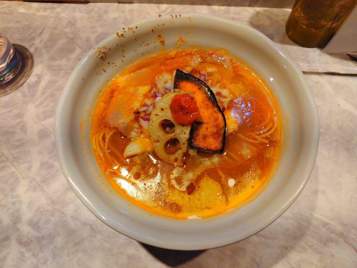 sizukuさんで醤油ラーメン味玉♪
なるさんは限定蟹ビスクラーメンバジル抜き(笑)
塩と醤油のローテーションになってる今日この頃(笑)