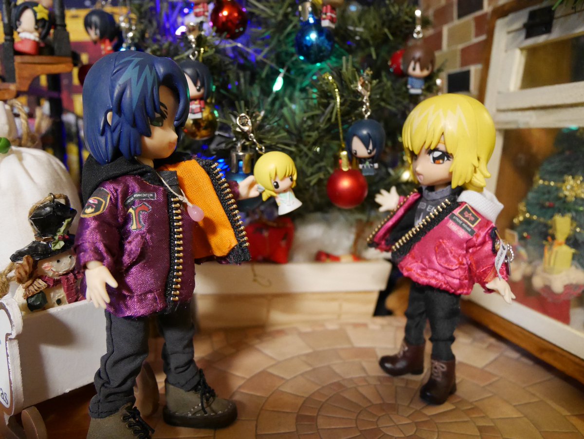 RithrunCaga's tweet photo. 🎄MERRY Christmas🌲

代表&amp;一佐は市内視察⭐︎兼デート中✨

今年は2人にma-1ジャケット風？な服を作りましたo(^▽^)o

アスカガでお揃いのグッズが発売されてすごく嬉しかったです❣️
これからもたくさん出てくれるといいなw https://t.co/KYDPh90X8z
