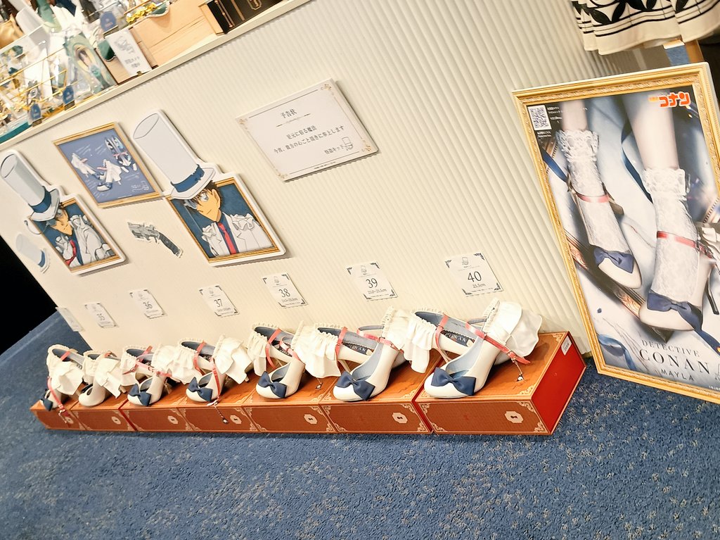 katamari_c's tweet photo. MALYA×コナンコラボ「アイコニック シューズオブジェ パンプス」を、店頭試着会で拝見してきました(ラフォーレ原宿 地下0.5階)。
コナンカラー・キッドカラーの2色展開、全サイズがずらりと展示中。デザイン画や予告状風の展示がありました。 #MALYA https://t.co/tvWYHWwaPu
