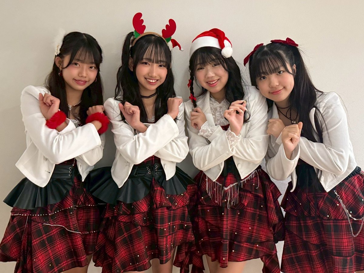 メリー
クリスマスイブ〜
🩷💛💜💚

みんなは何食べるの？
うちは🥘🍗🥗🥣🎂