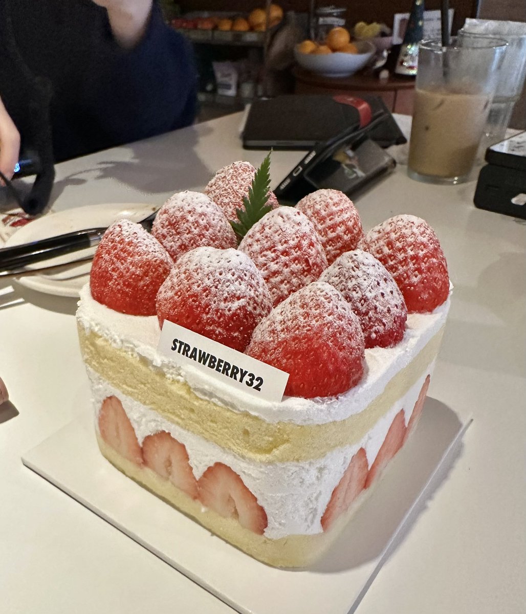 caesimH's tweet image. 크리스마스가 되면 딸기 케이크를 사먹기 시작한 게 언제부터였더라ㅎㅎ
올해 저의 선택은 스트로베리32의 딸케! 정말 맛있었어요. 어디서 살 지 아직 고민 중이시라면 추천드립니다 &amp;gt;.&amp;lt; 

사진은 차 네비게이션에 등장한 산타와 느긋한 고양이들~