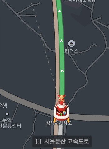 caesimH's tweet image. 크리스마스가 되면 딸기 케이크를 사먹기 시작한 게 언제부터였더라ㅎㅎ
올해 저의 선택은 스트로베리32의 딸케! 정말 맛있었어요. 어디서 살 지 아직 고민 중이시라면 추천드립니다 &amp;gt;.&amp;lt; 

사진은 차 네비게이션에 등장한 산타와 느긋한 고양이들~