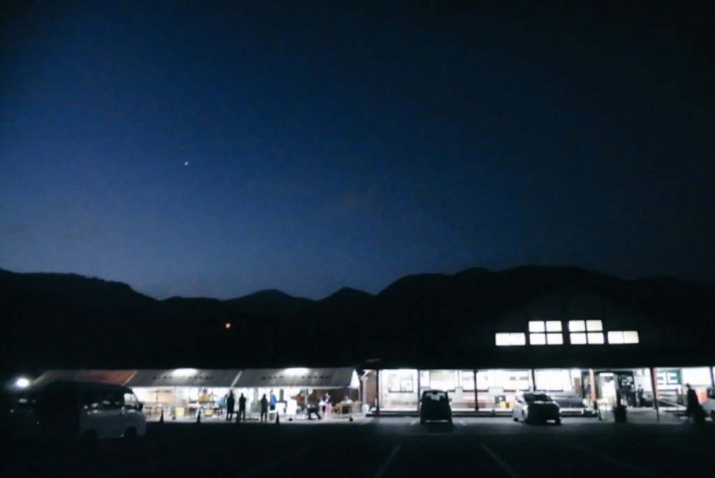 【🐍年末年始営業のご案内🐎】

      ／
 📣当日1本売りの価格決定！！🙌🐟✨
       ＼

◆ブリ　　　2,700円/kg
◆カンパチ　2,900円/kg
◆真鯛　　　2,400円/kg

店内では半身や四つ身、カマの販売もございます🤗𓂃٭

大晦日13時まで皆様のご来店を心よりお待ちしております🎍🙇🙇🎍
#福ふくの里