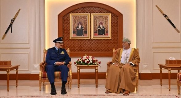 KAR0043's tweet photo. جلالةُ السُّلطان المُعظّم القائد الأعلى /حفظهُ اللهُ ورعاهُ/ يتفضّلُ فيُنعم بوسام #عُمان العسكري من الدرجة الثانية لصاحب السمو الملكي الفريق الركن تركي بن بندر بن عبدالعزيز آل سعود قائد القوات الجوية الملكية #السعودية؛ تقديرًا من لدن جلالته /أيّده الله/ لجهوده وإسهاماته في توثيق أواصر التعاون العسكري القائم بين البلدين الشقيقين. سلّم الوسام صاحب السمو السيد نائب رئيس الوزراء لشؤون الدفاع، خلال استقباله صاحب السمو الملكي بمعسكر المرتفعة.