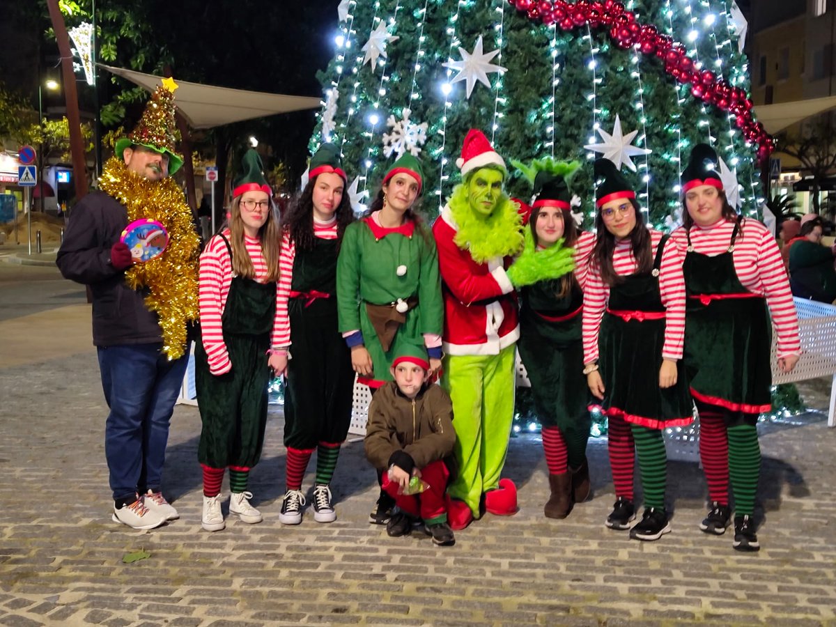 CLGS_SAFOR's tweet image. Ahir vam participar en la cavalcada del Pare Noel organitzada per l'associació de veïns del barri de Corea de Gandia amb el @ConsellGandia 🎁🎄🧑‍🎄 #associacionisme