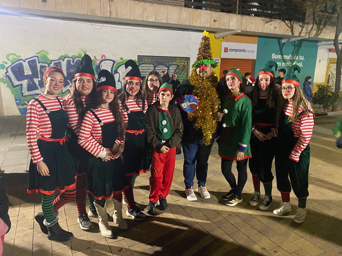 CLGS_SAFOR's tweet image. Ahir vam participar en la cavalcada del Pare Noel organitzada per l'associació de veïns del barri de Corea de Gandia amb el @ConsellGandia 🎁🎄🧑‍🎄 #associacionisme