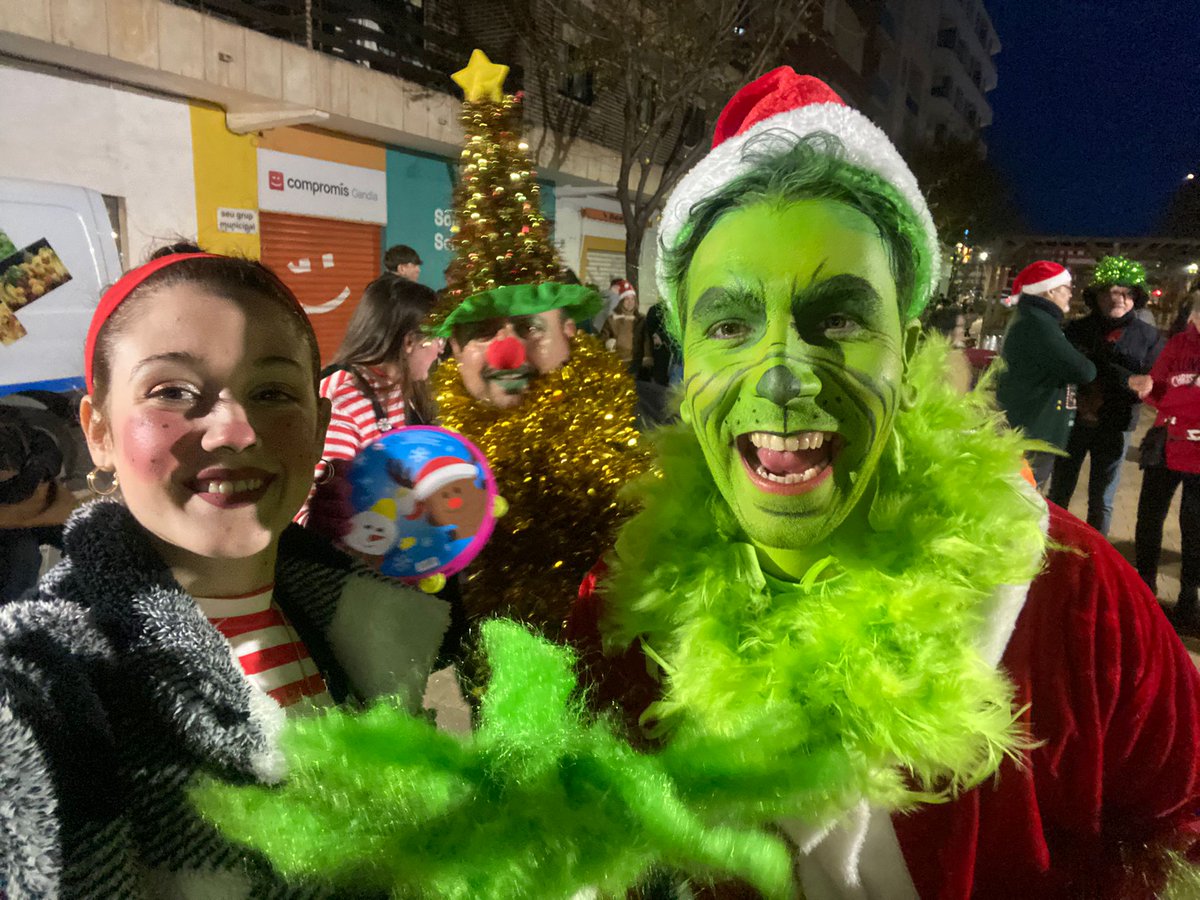 CLGS_SAFOR's tweet image. Ahir vam participar en la cavalcada del Pare Noel organitzada per l'associació de veïns del barri de Corea de Gandia amb el @ConsellGandia 🎁🎄🧑‍🎄 #associacionisme