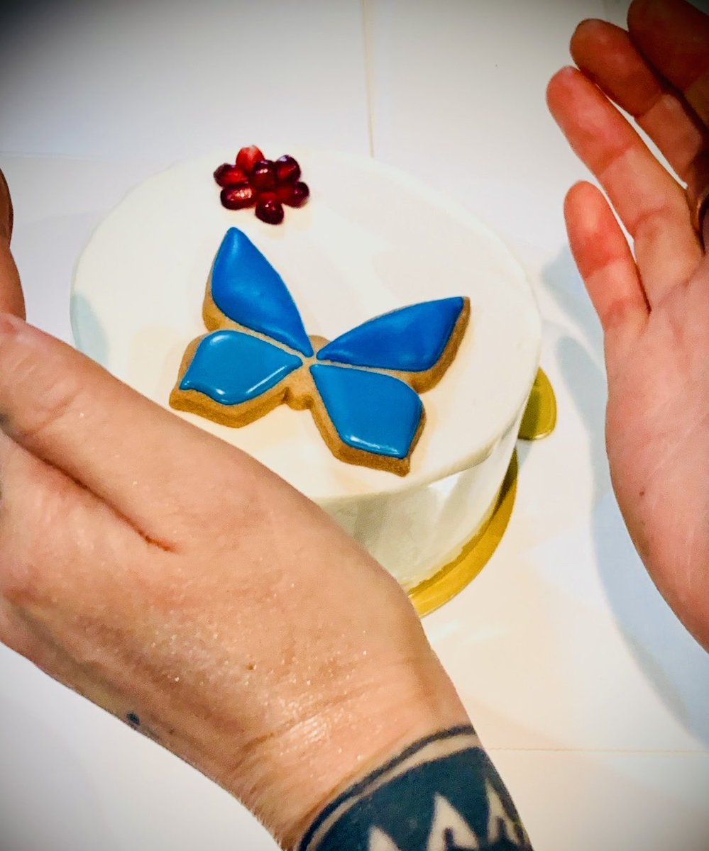 お久しぶりです。絶賛歯の治療中です。そんなところに、大切なお友達たちからクリスマスケーキをいただきました🍰

メリークリスマス🎄🎄🎄

鬼束ちひろ