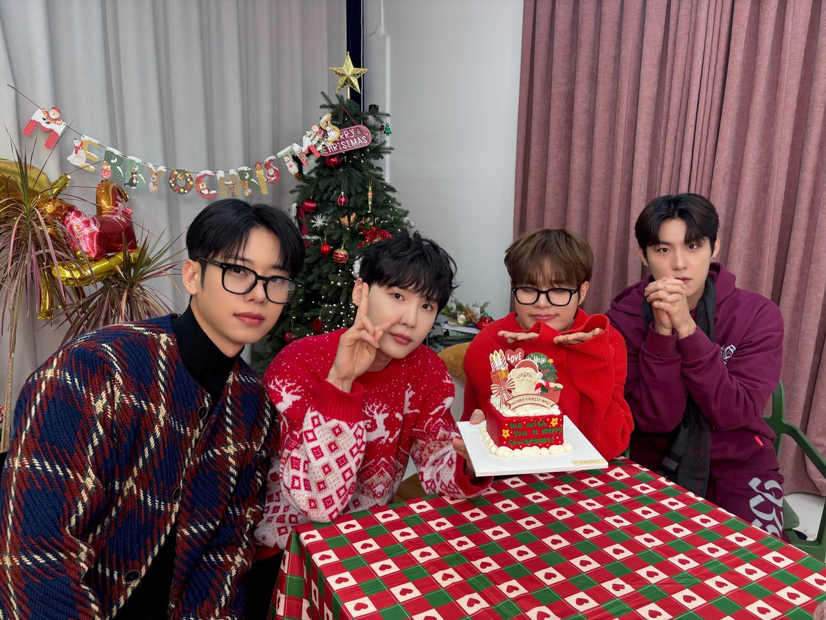 AB6IX's tweet image. [📷] 
✨ HAPPY CHRISTMAS EVE! 🎅 with AB6IX ✨

ABNEW와 함께한 CHRISTMAS EVE 🎄
따뜻하고 행복한 연말 보내세요 ☃💕

#AB6IX #에이비식스