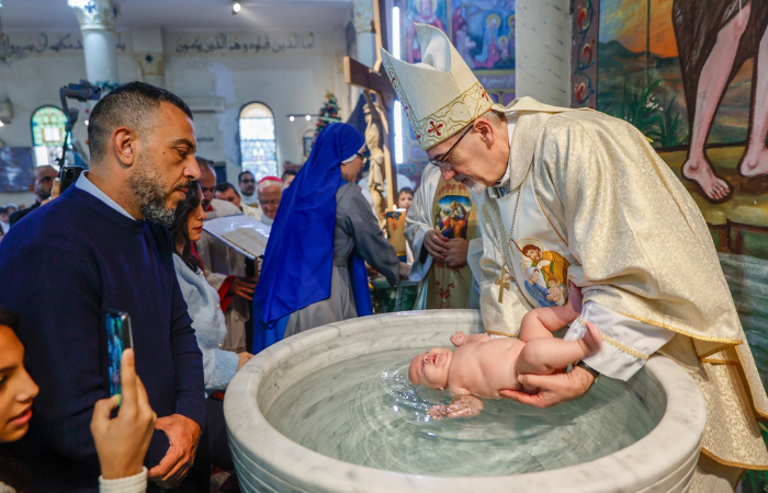 Messaggio natalizio del Card Pizzaballa: Dio, attraverso Gesù Cristo, entra nella nostra storia nell'elemento più fragile che conosciamo, un bambino appena nato, bisognoso di tutto, dipendente e debole. Eppure, questo è il modo in cui entra nel mondo.
oraprosiria.blogspot.com/2025/12/messag…
