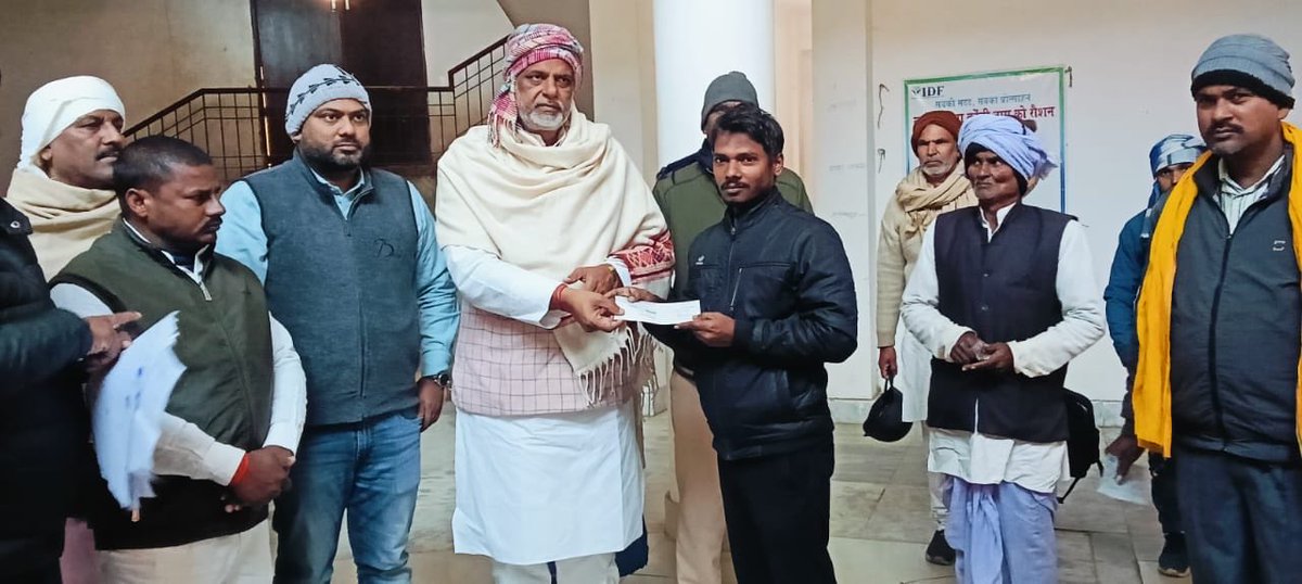 Satishkumar2601's tweet photo. अपने विधानसभा क्षेत्र अंतर्गत जुड़ावनपुर ग्राम में विगत दिनों हुई अगलगी की घटना से पीड़ित हुए परिवारों को सरकार द्वारा मिलने वाली राशी को चेक के माध्यम से वितरित करते हूए ।

#sevak #bjp #JantaKiAwaaz #satishkumar #raghopur #nda https://t.co/O96GtFtXYN
