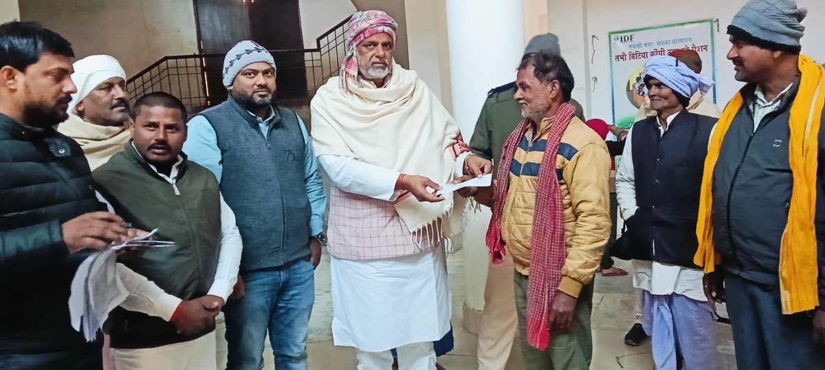 Satishkumar2601's tweet photo. अपने विधानसभा क्षेत्र अंतर्गत जुड़ावनपुर ग्राम में विगत दिनों हुई अगलगी की घटना से पीड़ित हुए परिवारों को सरकार द्वारा मिलने वाली राशी को चेक के माध्यम से वितरित करते हूए ।

#sevak #bjp #JantaKiAwaaz #satishkumar #raghopur #nda https://t.co/O96GtFtXYN