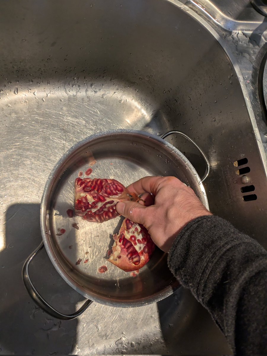 FertilityMaxx's tweet photo. Pomegranate is a great anti-inflammatory. 
Supports blood flow.
Supports hormones.

And if you peel them like this, you won't make a complete and total mess of your kitchen. 🍎👇🏼 https://t.co/XDyd5su4o6