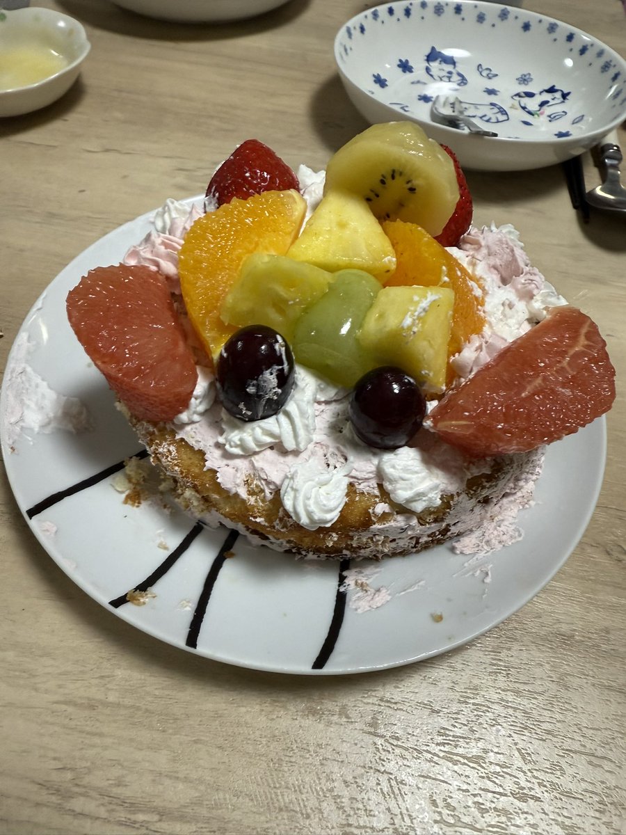 今年は、お店でクリスマスケーキを買わずに、出来合いのスポンジと生クリームを買って、自分達でデコレーションしました。味はアレですが、自作したと自己満足してるのでＯＫとします。いずれ全部自作すると言い出しそうだ。