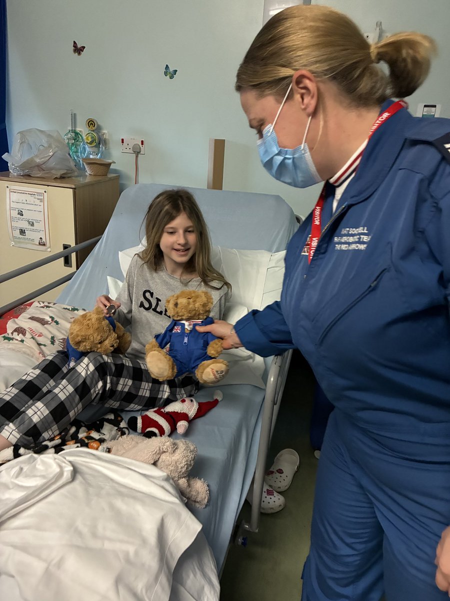 A look back to a Christmas visit made by Red Arrows personnel to children in hospital earlier this month. 

Read more here: raf.mod.uk/display-teams/…