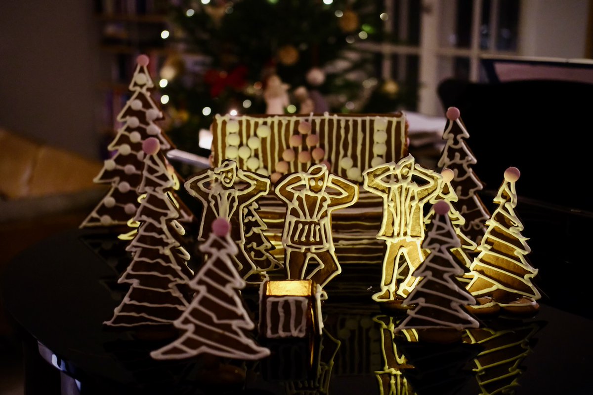 Joulu on hyvä hetki aloittaa maailman tarkastelu positiivisen kautta. Huomata valot ja  ilo. Huomata lämpö ja ystävät. Huomata ihmeet.
Kantakaamme  hyvä mukanamme pitkälle uuteen vuoteen – ja kuka tietää, ehkä hyvät asiat ottavat vallan ja valo vahvistuu.

Hyvää joulua!