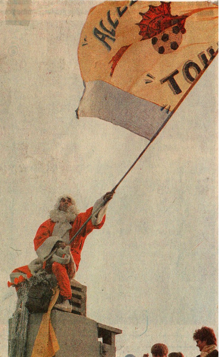 #hommage  à Raymond, fidèle #supporters  du <a href="/sportingtoulon/">Sporting Club Toulon</a> , perché sur la cheminée du Stade Mayol Toulon. Bonnes fêtes à tous !

#cheminee #stade #mayol #toulon #FetesDeFinDAnnee