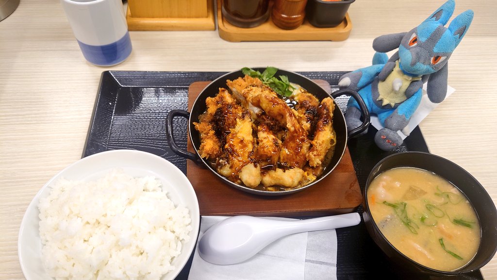 かつや 札幌伏古店

豚ロース天とチキンカツ定食

1089円

鉄鍋に惹かれて定食にしました
安定の美味しさ

チキンカツのさくさくと豚ロース天の歯応えと黒味噌の甘さが最高にいいです！！

正直、御飯が足りませんー(T_T)

#ルカリオ
<a href="/katsuya__corp/">全力飯。かつや【公式】🥢</a>
札幌市東区伏古１条４丁目１−４０