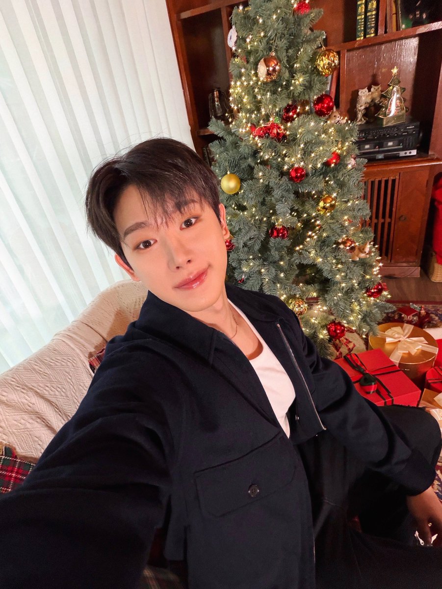 official__wonho's tweet image. 위니들 위해서 불러봤어 올해 크리스마스도 함께해줘서 고마워 💙

#원호 #WONHO