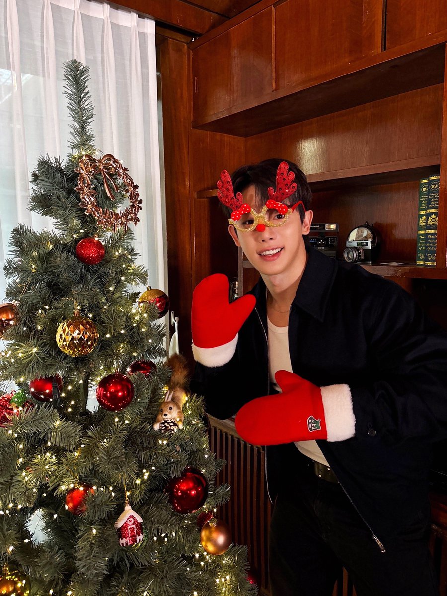 official__wonho's tweet image. 위니들 위해서 불러봤어 올해 크리스마스도 함께해줘서 고마워 💙

#원호 #WONHO