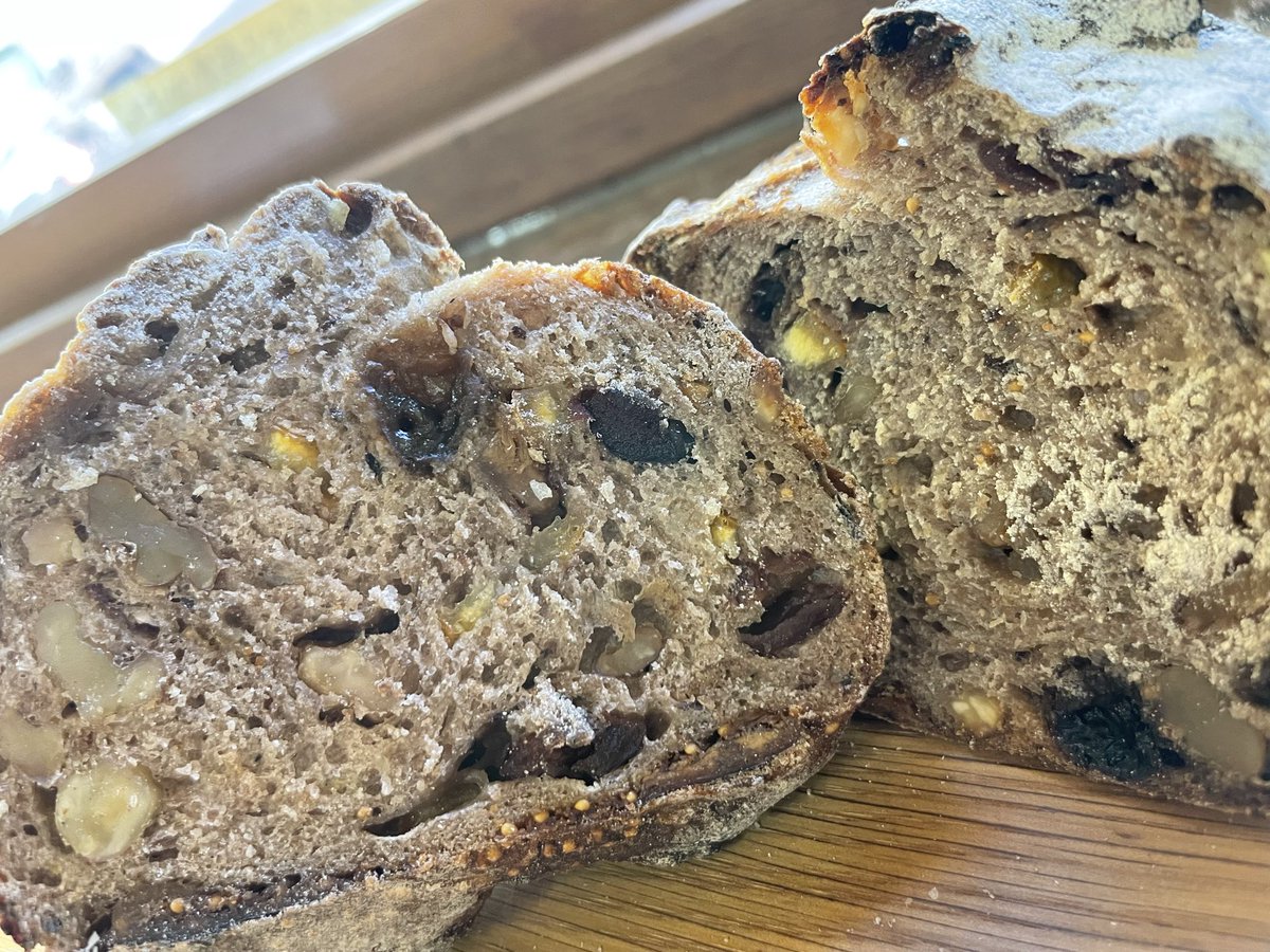 One_Copain's tweet image. Onecopainは明日25日(木)営業です。
今年最後の営業となりますのでよろしくお願いします。

🎄シュトーレン⭕️
🎄クリスマスブレット⭕️

よろしくお願いします。