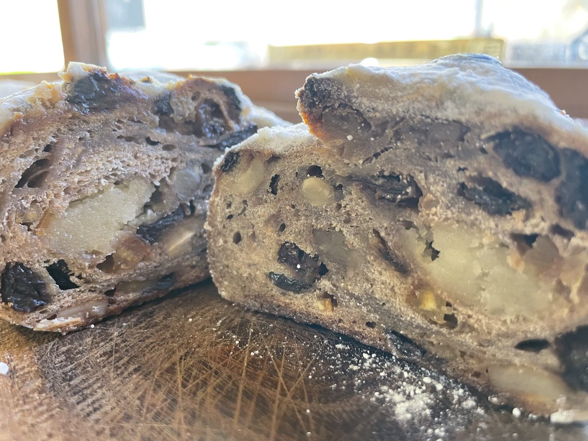 One_Copain's tweet image. Onecopainは明日25日(木)営業です。
今年最後の営業となりますのでよろしくお願いします。

🎄シュトーレン⭕️
🎄クリスマスブレット⭕️

よろしくお願いします。