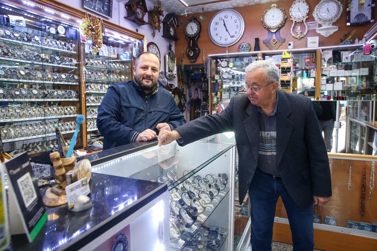 Kastamonu'da bir esnaf geleneği: Siftah Parası

Nasrullah Meydanı'nda bulunan esnaf, yıllardır uyguladıkları "siftah parası" geleneğiyle her sabah birbirini ziyaret ederek "siftah" bırakıyor ve hal hatır sorarak sohbet ediyor, "günün bereketli geçmesi" temennisinde bulunuyor.