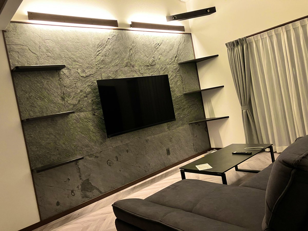 カーテン付いてソファとテーブルも設置したぞ。
ブラケットライトが思ったより明るくて、これだけで夜過ごすのにちょうど良い明るさ👀

後はPC周りの物を持ってくるだけだー。