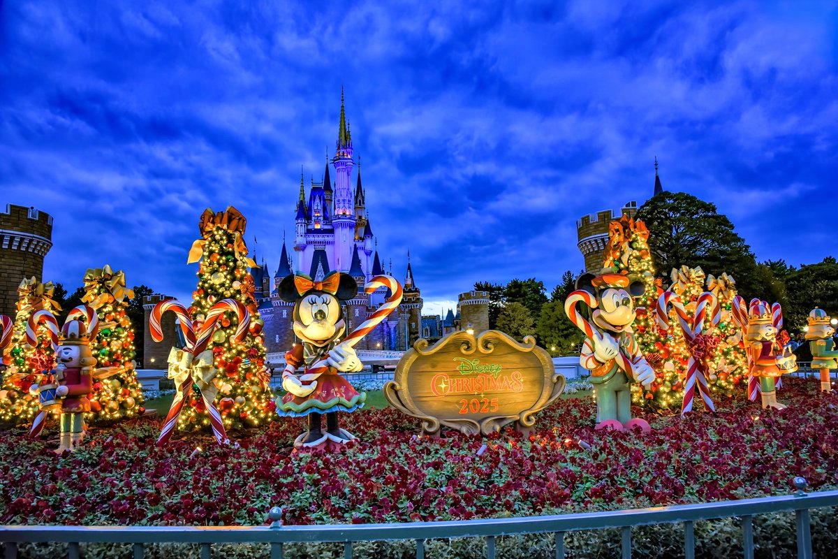 ディズニークリスマス2025 🎄.*🎁🎅 シンデレラ城前の広場にクリスマス