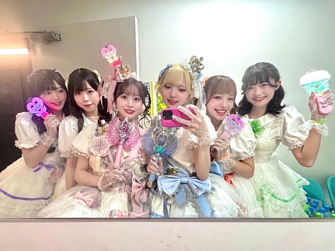 anon_4awase's tweet photo. 𝟭𝘀𝘁始まる前のドドドド緊張してる
あんみきと
1回目終わりの裏側の動画どぞー( ੭˙꒳ ˙)੭🩵🩷

こんなに緊張したの久しぶりだったし
心臓が踏切の音くらい早かったwwwww
そして最後の歯紅直してる顔🤣 https://t.co/JCl9ij9KCa