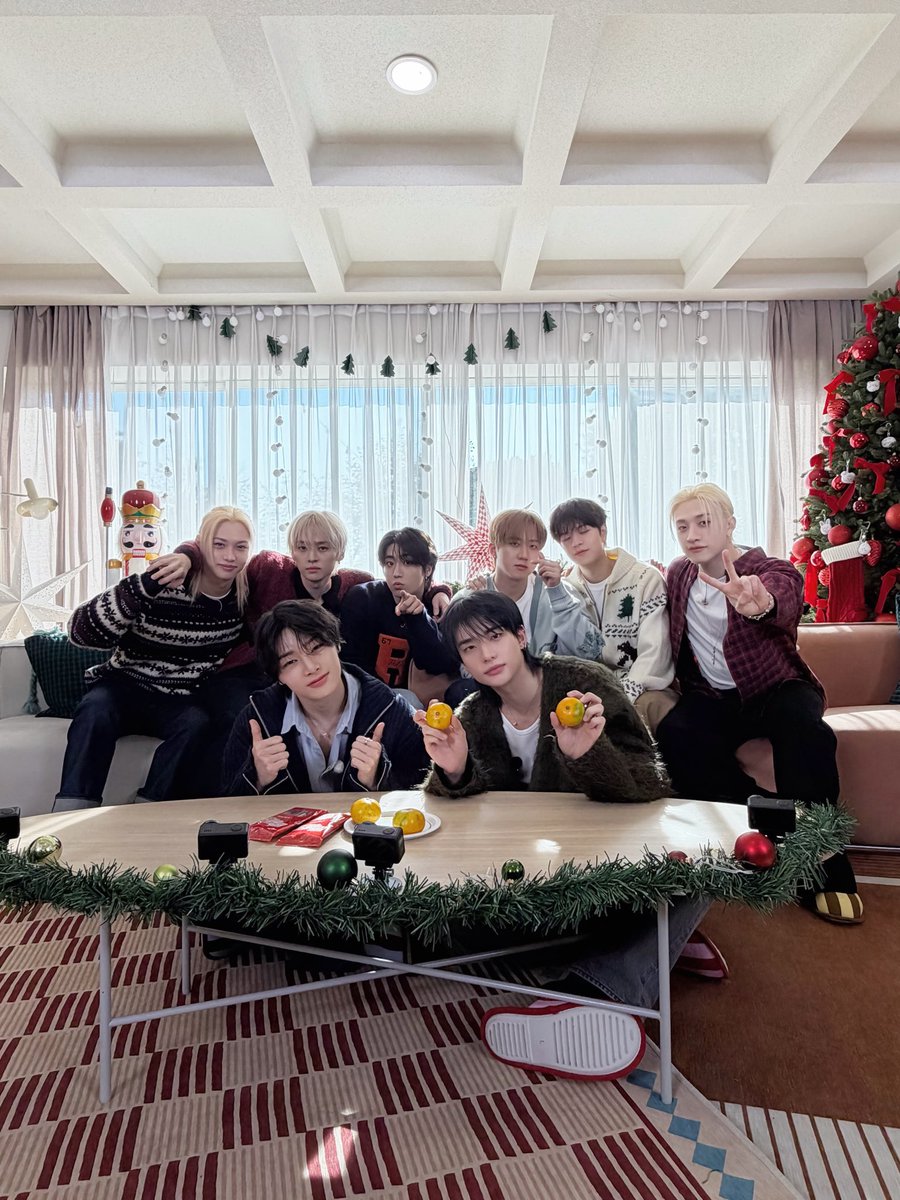 [SKZ-BEHIND📸]

Happy Holiday, STAY💝

#StrayKids #스트레이키즈
#스키즈코드 #SKZCODE
#HolidayHouse
#YouMakeStrayKidsStay