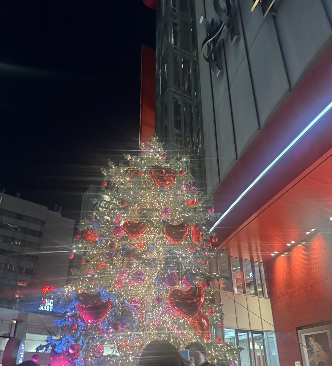 HEP前でマチアプで出会った人と2回目の待ち合わせだったんだけど…なんか感じ違うなと思いながらその人と話ししてたら見覚えがある男が登場して…あ！こっちか！ってなった💦誰?ってなって…
ナンパされたとごまかしといたwww
2回目なのに顔を間違えたなんて言えないwww