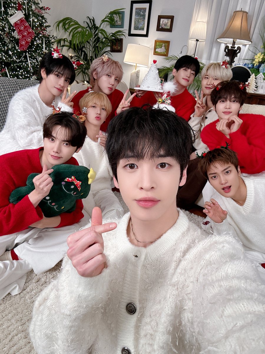 [📸]
CRAVITY 크래비티 '화이트 (White)' Cover
⠀
⋆⁺₊⋆☃️🌟⋆⁺₊⋆.❅ ༘♡ ₊❆.*˚˙🎅🏻❄️·˚ˎˊ˗
우리 서로 닿은 마음 위로 사랑이 내려🤍
러비티와 함께라서 더 따뜻한 이 순간
지금처럼만, 오래오래 함께해요🎁
🎄𝑀𝑒𝑟𝑟𝑦 𝐶ℎ𝑟𝑖𝑠𝑡𝑚𝑎𝑠! 𝐿𝑈𝑉𝐼𝑇𝑌🎄
⠀
#CRAVITY #크래비티
#C_Plus