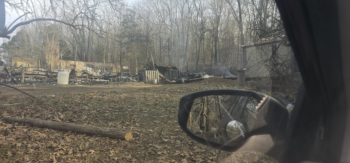 CheekierBreeki's tweet photo. My family lost our home December 21st at 3 am to a fire, we lost everything and one of our cats passed away due to her injuries, my cousin has started a gofundme to try and help us, anything helps even sharing this helps. https://t.co/zIE6VQjbGg https://t.co/KcmCl8OgX4