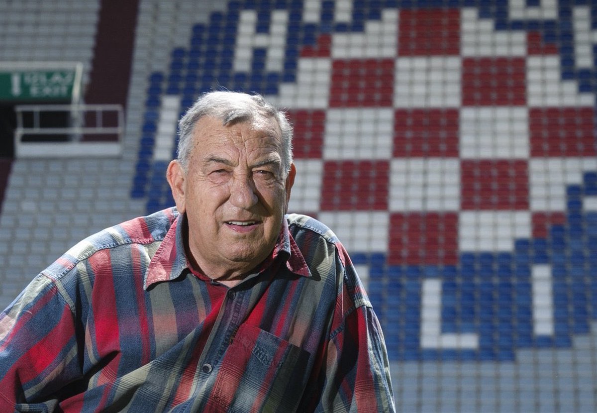 Na Badnjak prije 7 godina zauvijek je zaspao naš Špaco Poklepović,neponovljivi i jedinstveni Hajdukovac.Nema više ni PIRIJE,ni SPIRALNE IMPOSTACIJE, ni PENETRACIJE, ni onog JEBO TE POSJED BALUNA,UZMI GA I NOSI DOMA…nema ni “ŠKVARE COTA”( šepavi napad samo s Anasom Sh.),😇❤️💙💪🏻