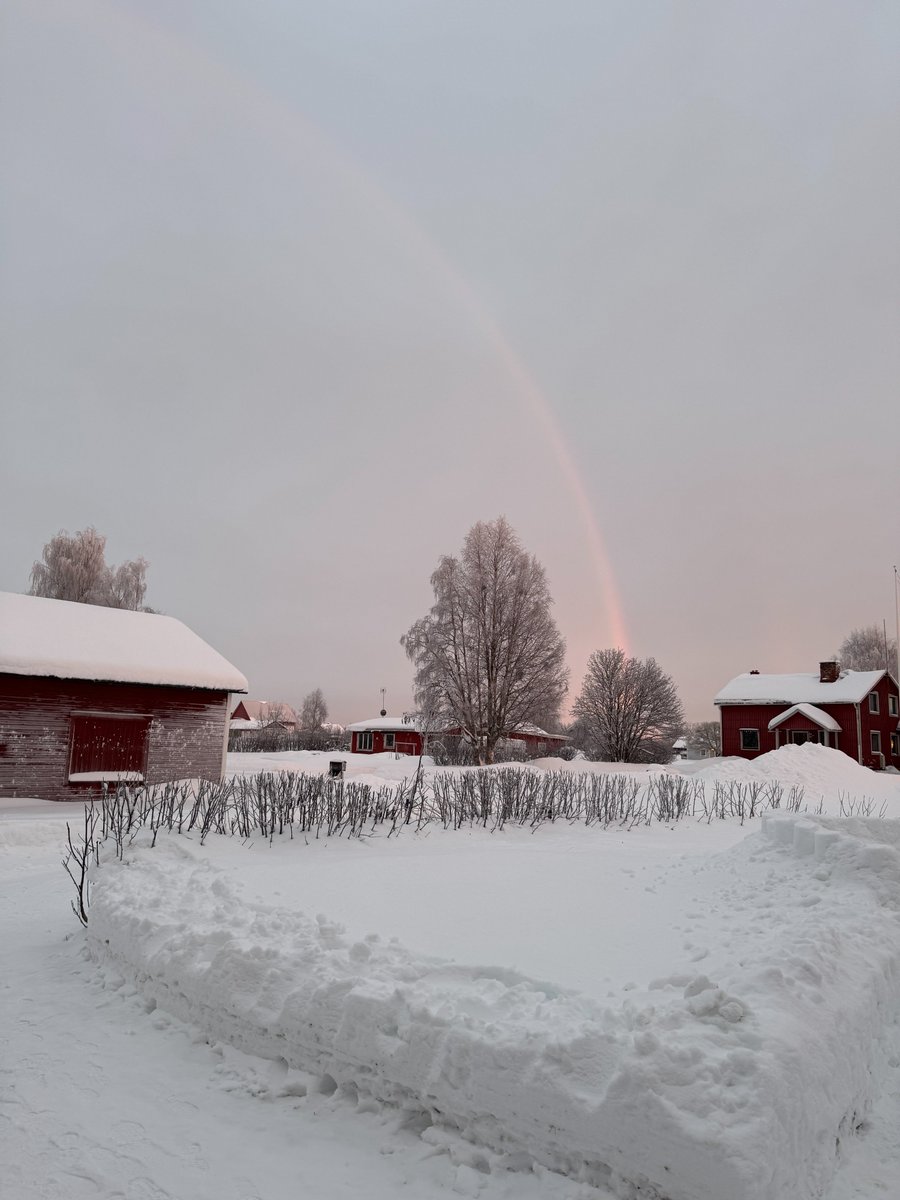 sm2otu's tweet photo. It is minus 12C. It is Christmas Eve. It is raining and we have a rainbow. Is this the Miracle on Christmas? Anything is possible above the arctic circle. https://t.co/nOvhoTvsCm