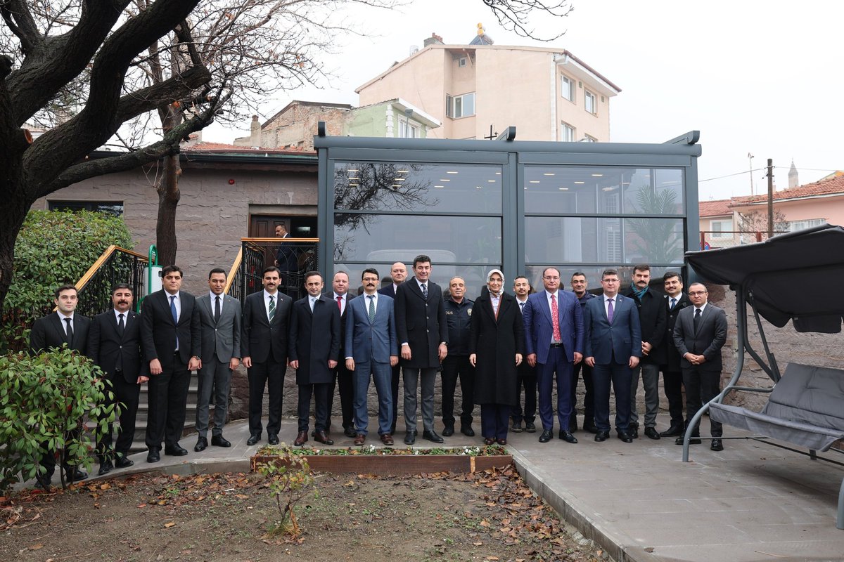 Valimiz Doç. Dr. Kübra Güran Yiğitbaşı, Valiliğimiz himayelerinde ilimizde hayata geçirilecek kafe alanında incelemelerde bulundu.

Valilik binamızın arka bölümünde yer alan ve kısa süre içinde hizmete açılması planlanan kafe, yaşlı bireylerin sosyal yaşama katılımını artırmayı