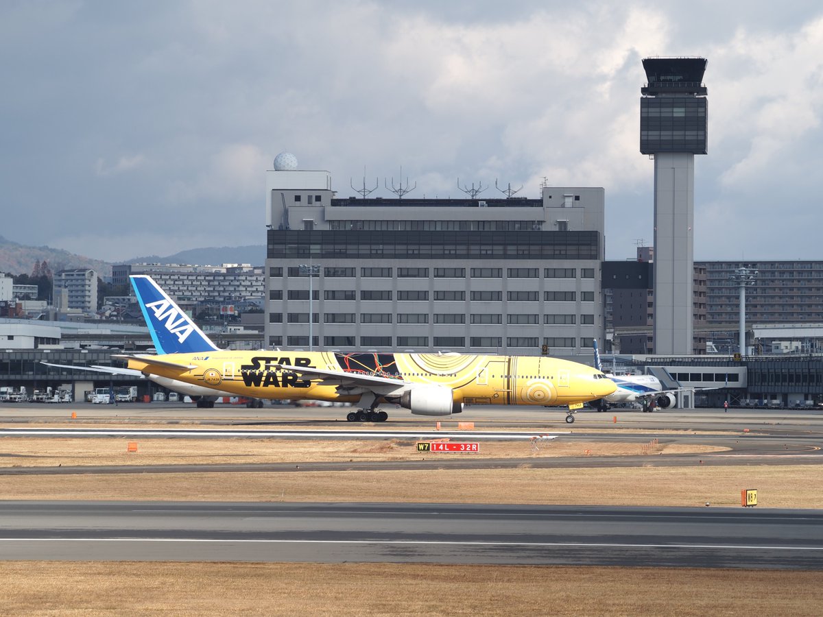 Hidamari1104's tweet photo. #OMDEM5
先日伊丹に降りていくスターウォーズの航空機を見かけて急遽撮影遊びに行きました
もう間もなくこのラッピングが終わる予定そうで、最後のチャンスだったようです https://t.co/pq8xgBAkqm