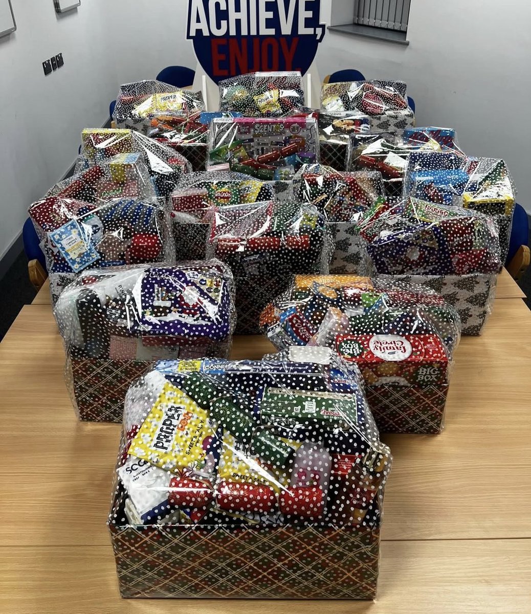 StagecoachMCSL's tweet photo. 🎄💙 Our Gillmoss Depot (Liverpool) has been spreading festive cheer! From toy donations to food hampers, colleagues came together to support children and families across our local communities this Christmas... 
Well done team Gillmoss👏✨

👉 Read more: https://t.co/NJLwDhi0gC https://t.co/Q96RZdKLkm