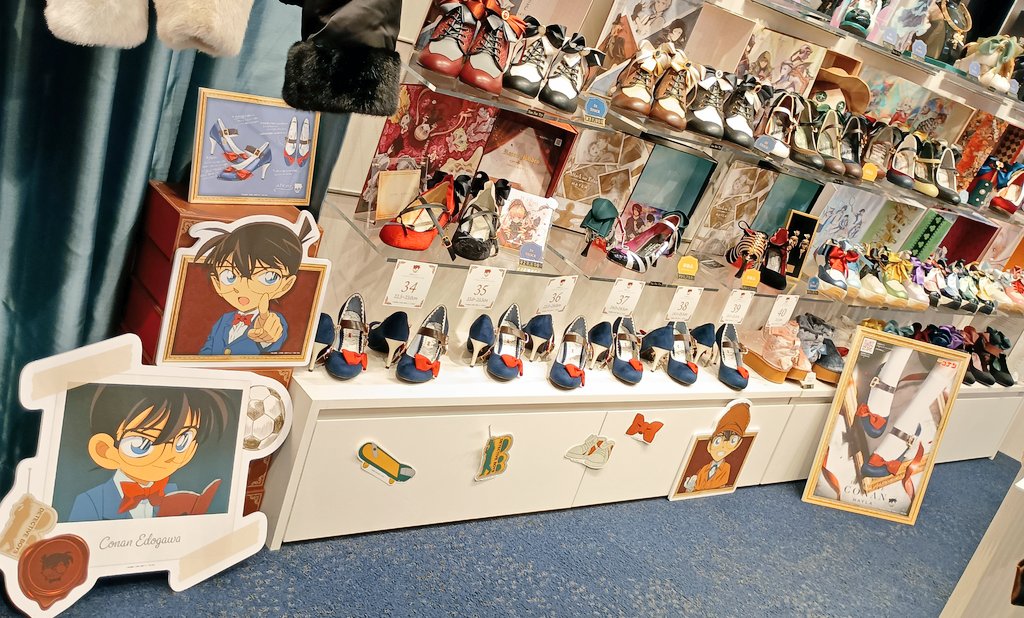 katamari_c's tweet photo. MALYA×コナンコラボ「アイコニック シューズオブジェ パンプス」を、店頭試着会で拝見してきました(ラフォーレ原宿 地下0.5階)。
コナンカラー・キッドカラーの2色展開、それぞれ各サイズがずらりと展示中。デザイン画や予告状風の展示がありました。 #MALYA https://t.co/8SXtx6wGo7