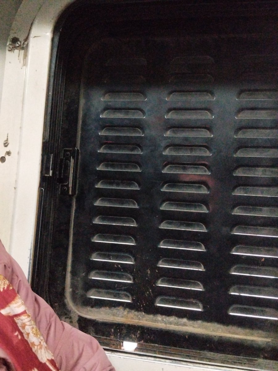 NeelmaniTiwar10's tweet photo. @RailMinIndia 
@IRCTCofficial
My train intercity 15070
Coach D2 Seat no 55 or 56
Window open problem 
Contact number 7571883002 https://t.co/tp051m6Kwa
