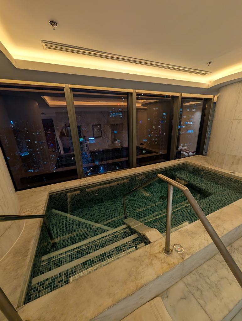 BlueHeartsUWS's tweet photo. #成都
My ailing calf muscles were in desperate need of a soak.
Warm heaven I could be soaking in for hours
#Chengdu
#HappyHolidays2025 y'all
#RitzCarleton
#リッツ・カールトン https://t.co/yquDVyecLk