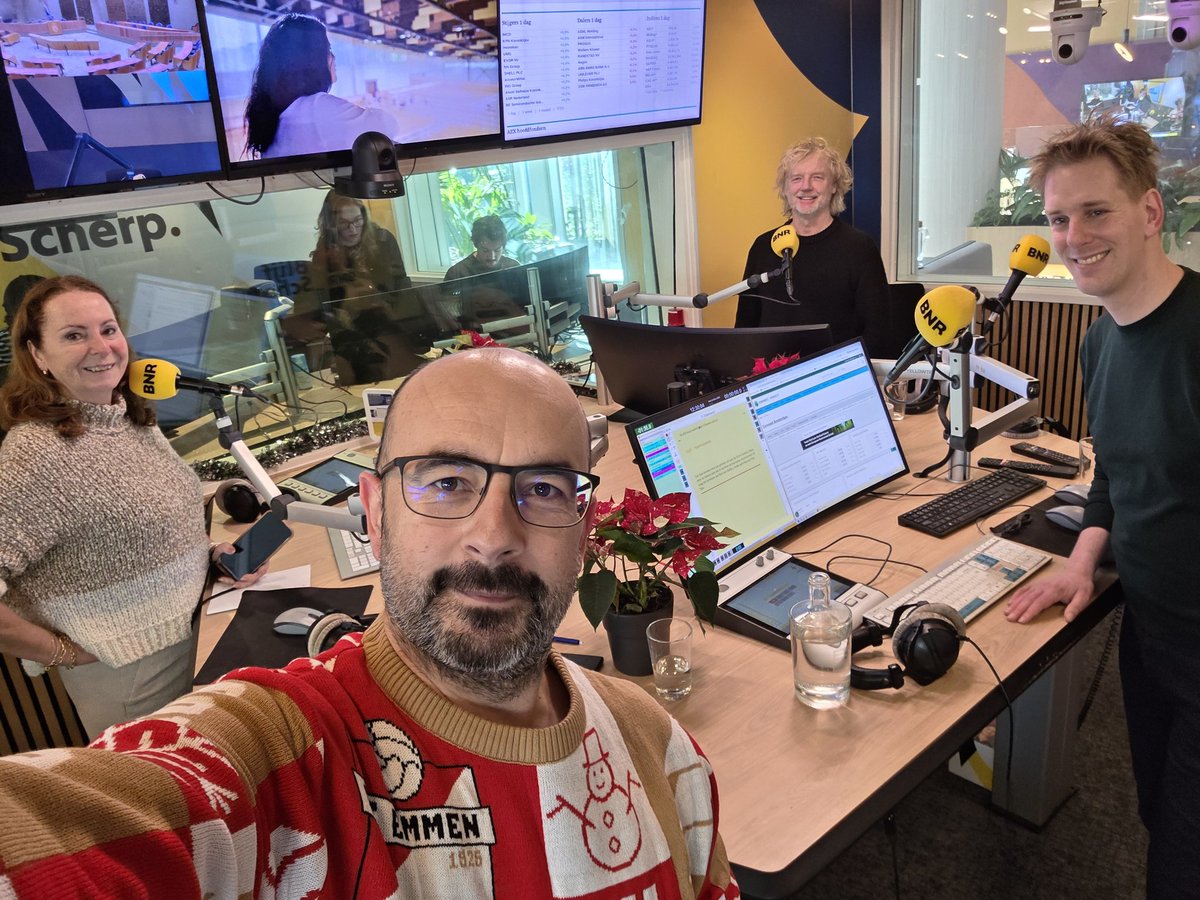 'Macro met Mujagić' meets (kersttrui van) <a href="/FC_Emmen/">FC Emmen</a>  vandaag op <a href="/BNR/">BNR Nieuwsradio</a> Nieuwsradio bij <a href="/thomasvanzijl/">Thomas van Zijl</a> 😉